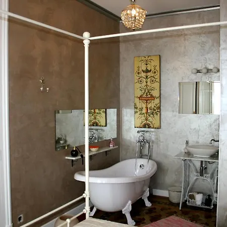 Center Apartment *